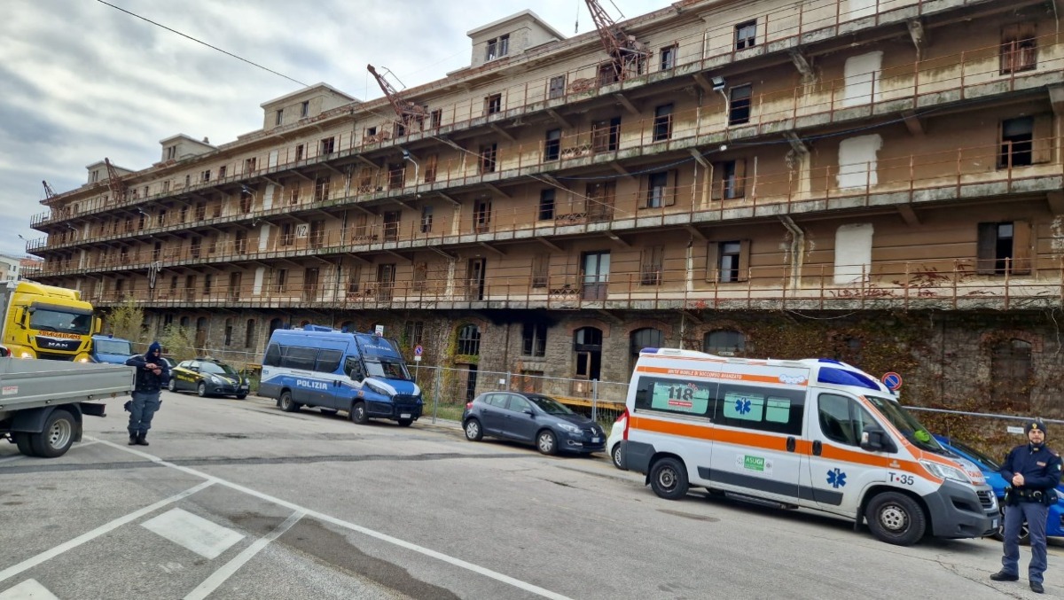 Tragica scoperta al Porto Vecchio di Trieste: rinvenuto il corpo senza vita di un senzatetto