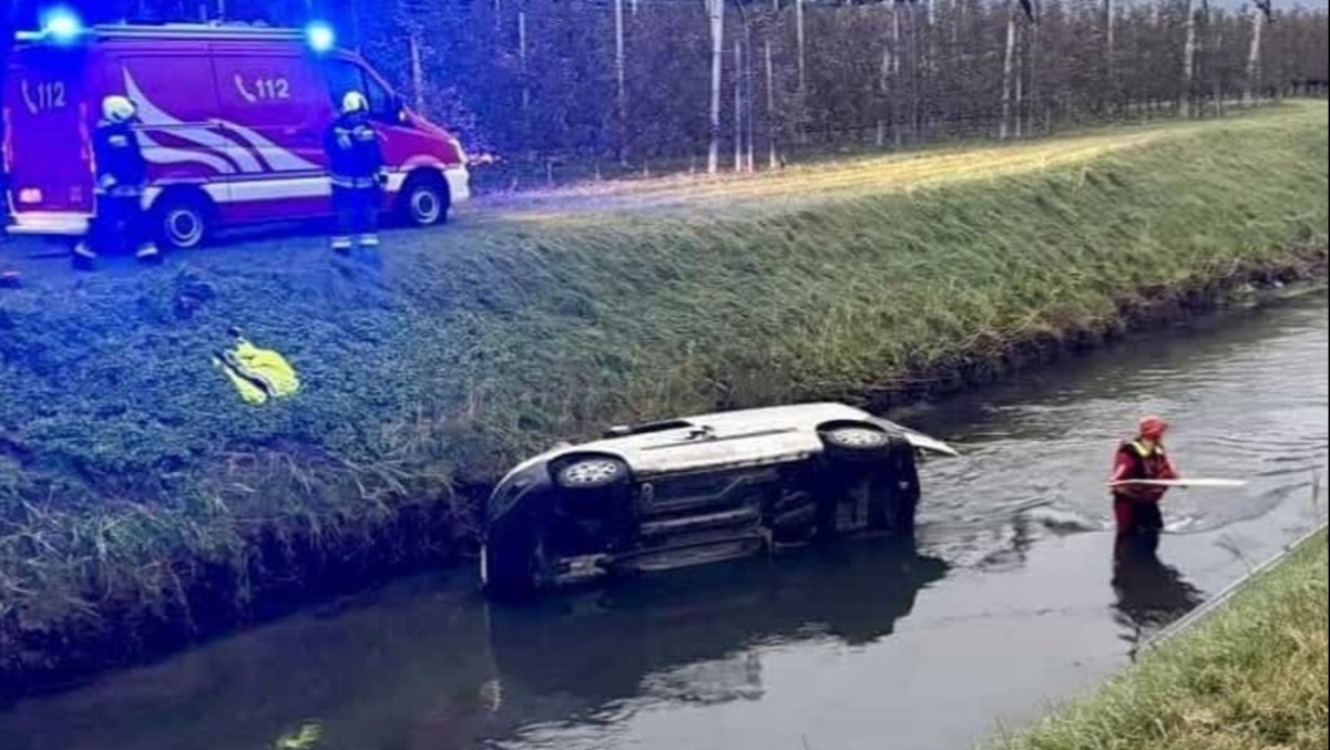 Finisce con il furgone nel canale, le portiere sono bloccate: salvo per miracolo  - 