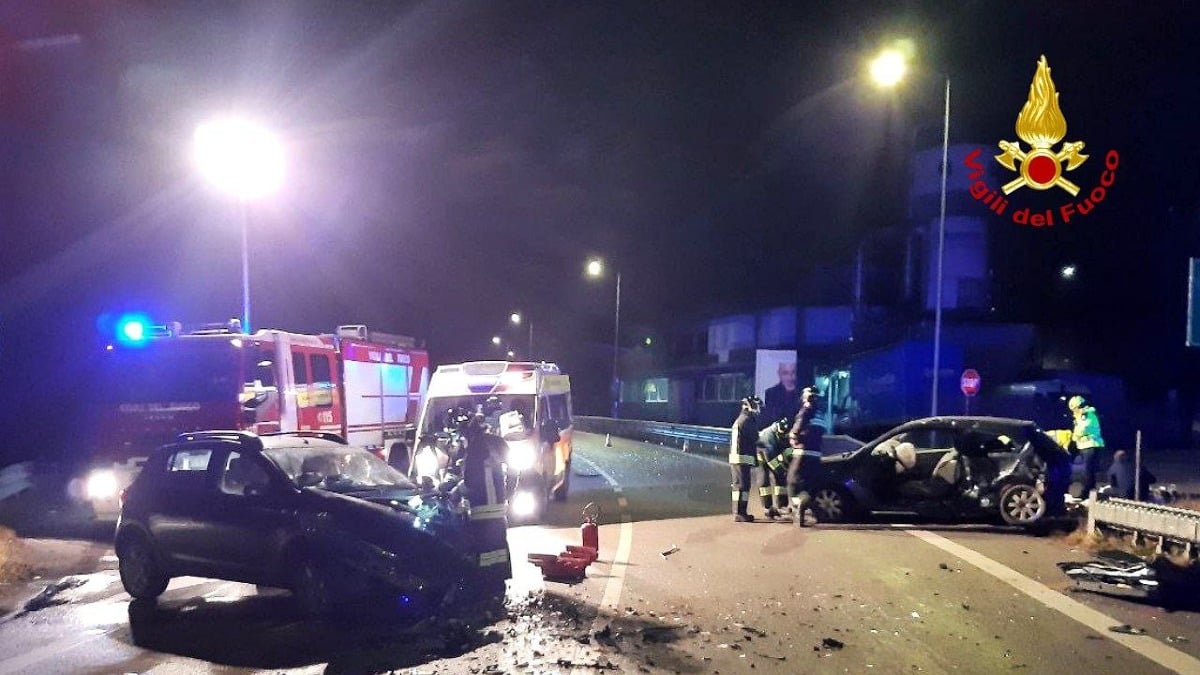 Tragico scontro tra auto nella notte: perde la vita una donna - 