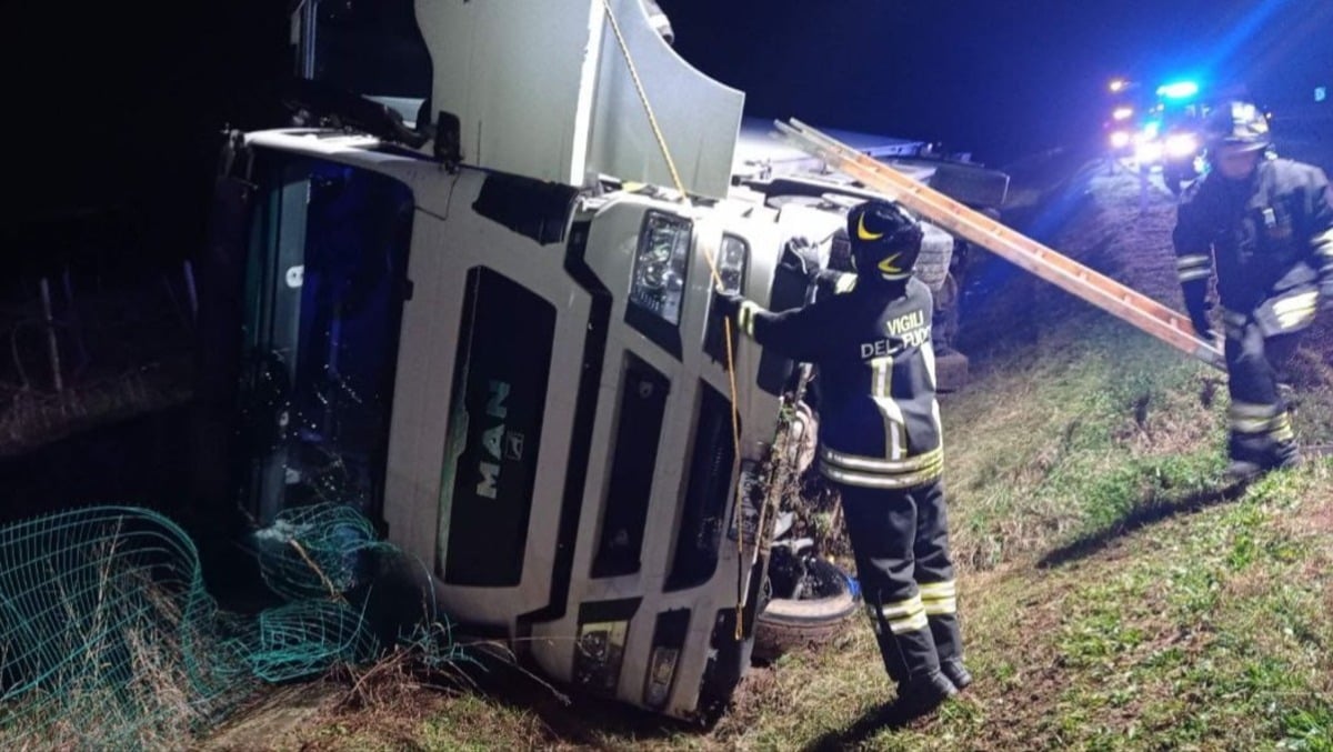 Camion frigo esce di strada e finisce ribaltato a lato dell'A23: ferito l'autista - 