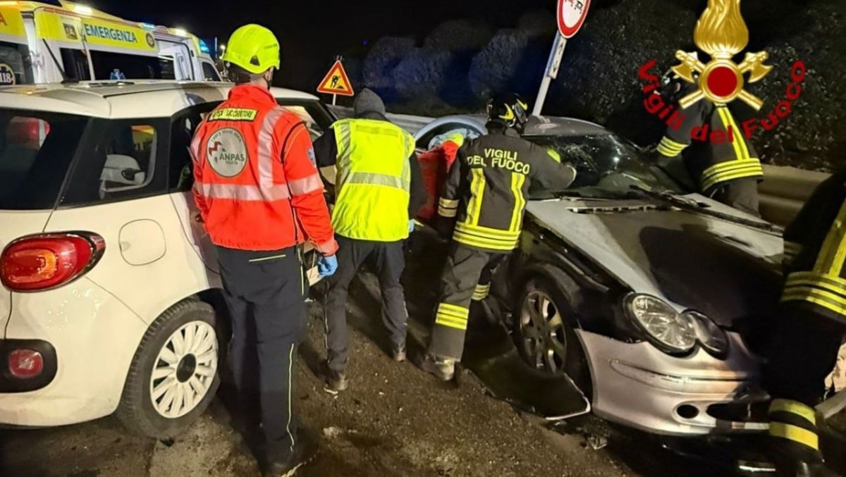 Tremendo frontale tra due auto sul ponte translagunare: un ferito estratto dalle lamiere, è grave - 