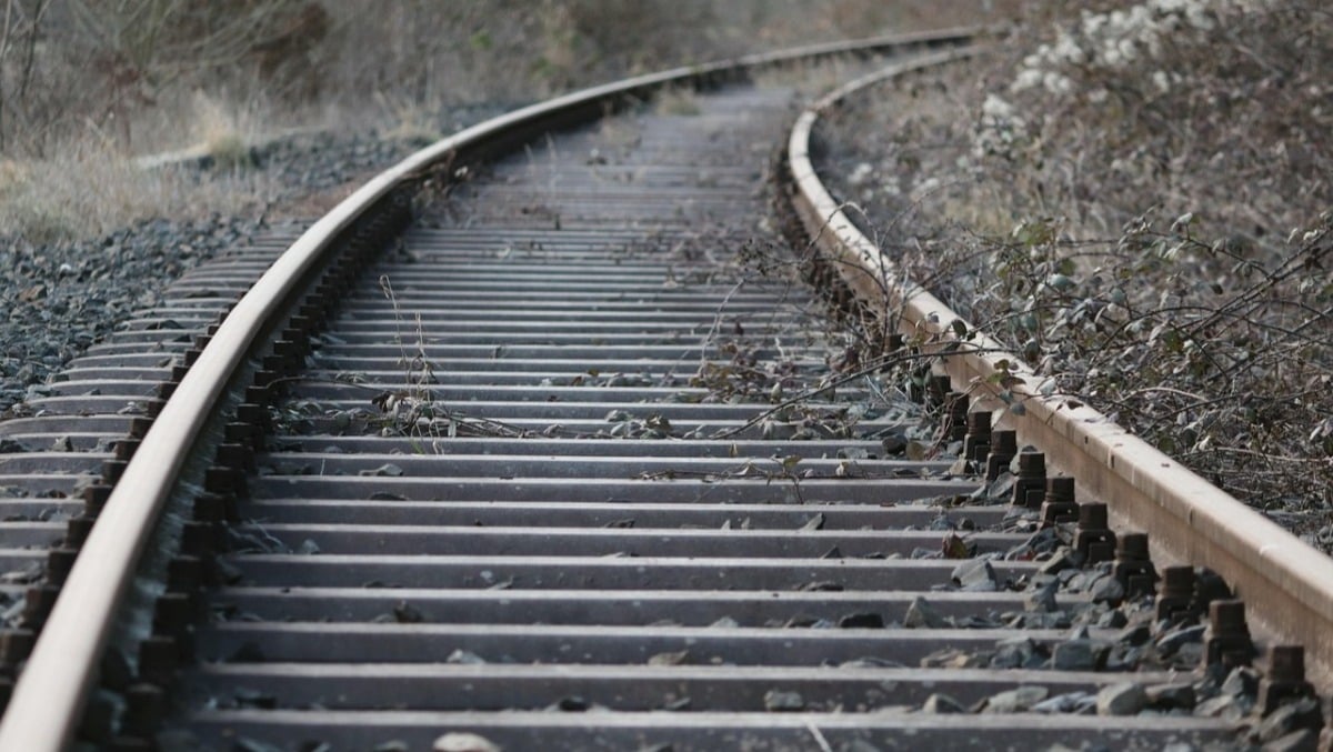 Treno travolge un furgone lasciato sulle rotaie: il veicolo era stato rubato da una ditta - 