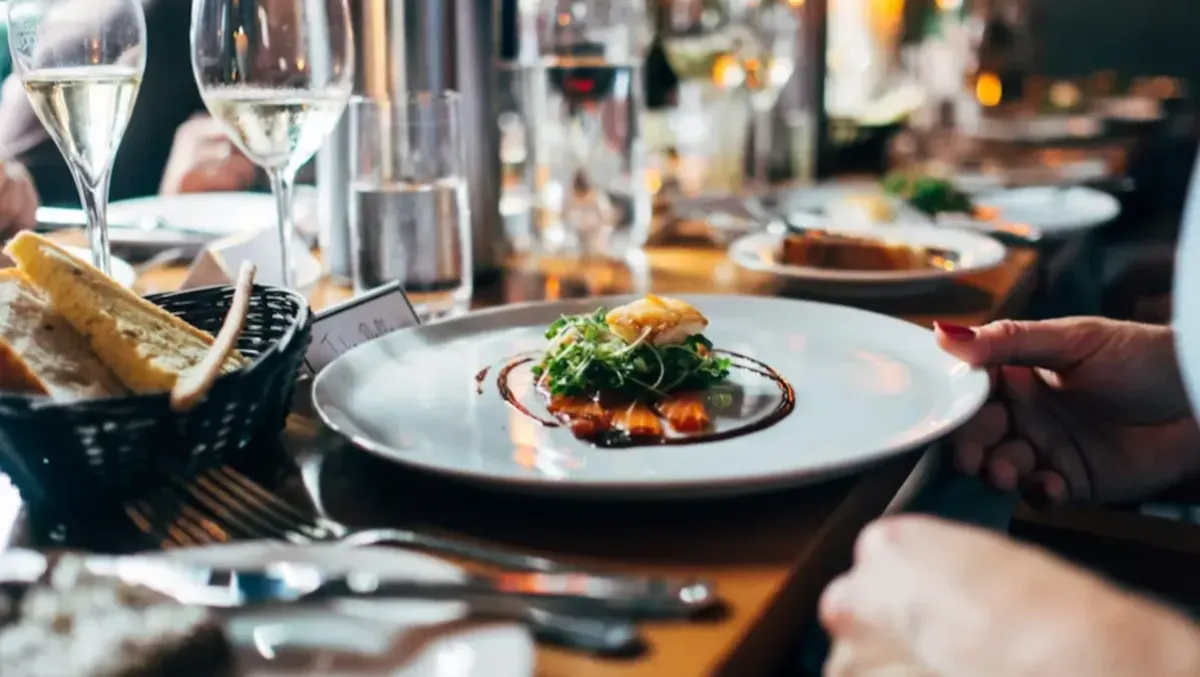 Al ristorante mentre è in malattia: licenziata. Il Garante: «Multa al Comune, ha violato la privacy» - 