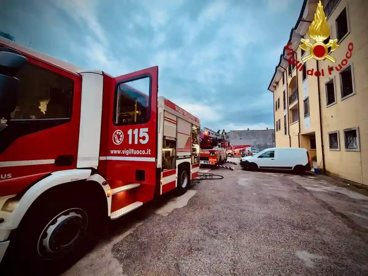 Mattina di paura per i residenti di un condominio: scoppia un incendio al secondo piano | VIDEO - 