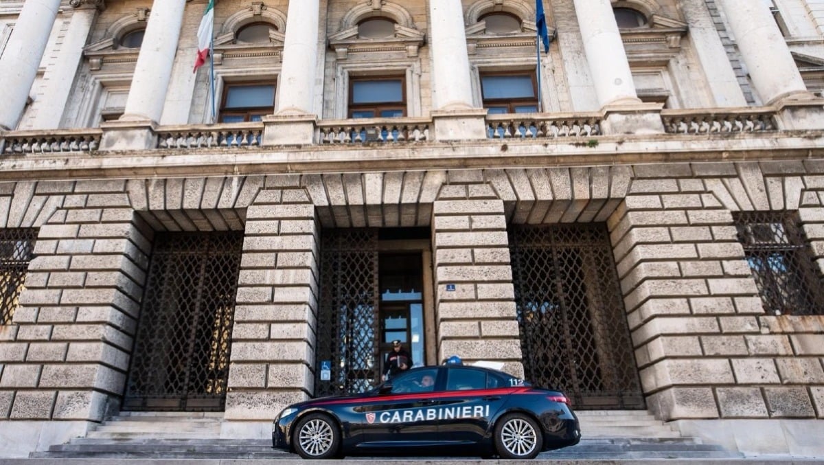 Va in arresto cardiaco al Palazzo di Giustizia: 85enne rianimato da due Carabinieri e un cittadino - 