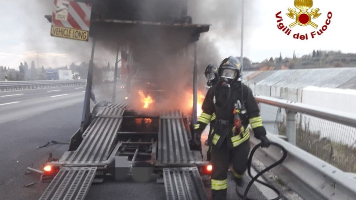 Camion bisarca in fiamme sull'A4: traffico ristretto a una sola corsia - 