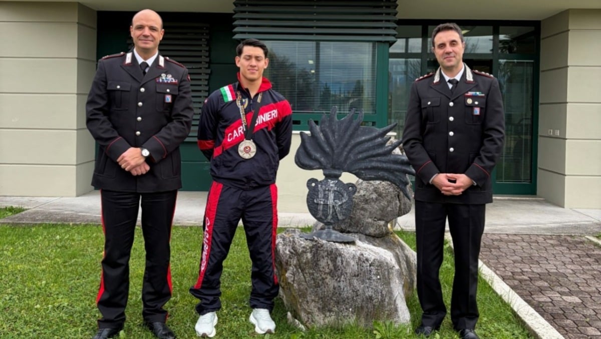 Ghinami festeggia i trionfi del 2025 e torna a salutare i Carabinieri di casa - 