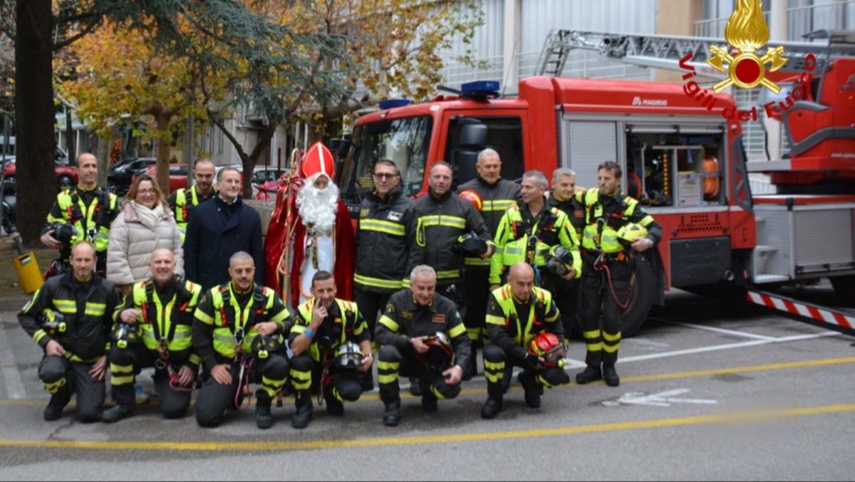Sorpresa per i bimbi ricoverati: San Nicolò si cala dall'autoscala dei vigili del fuoco - 