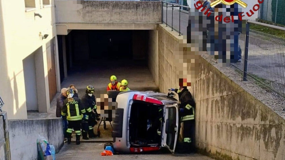 Auto si ribalta su una rampa di un'autorimessa: conducente ferita - 