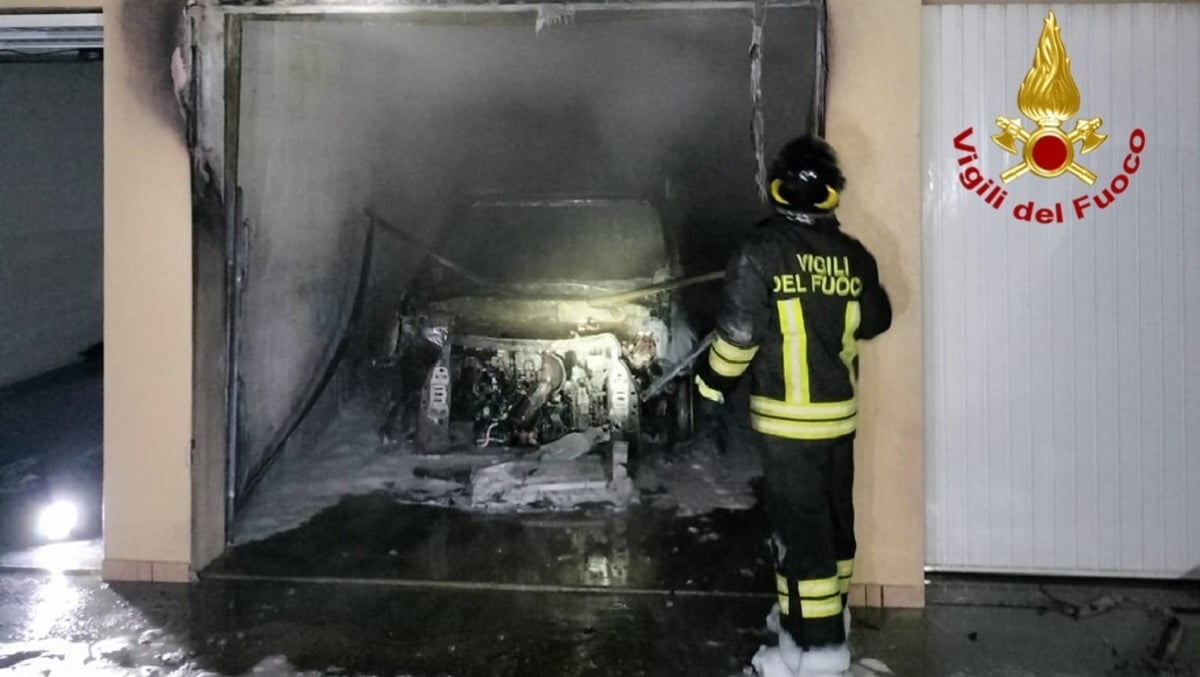 Paura nella notte, divampa un incendio nel garage di una villetta: auto avvolta dalle fiamme - 