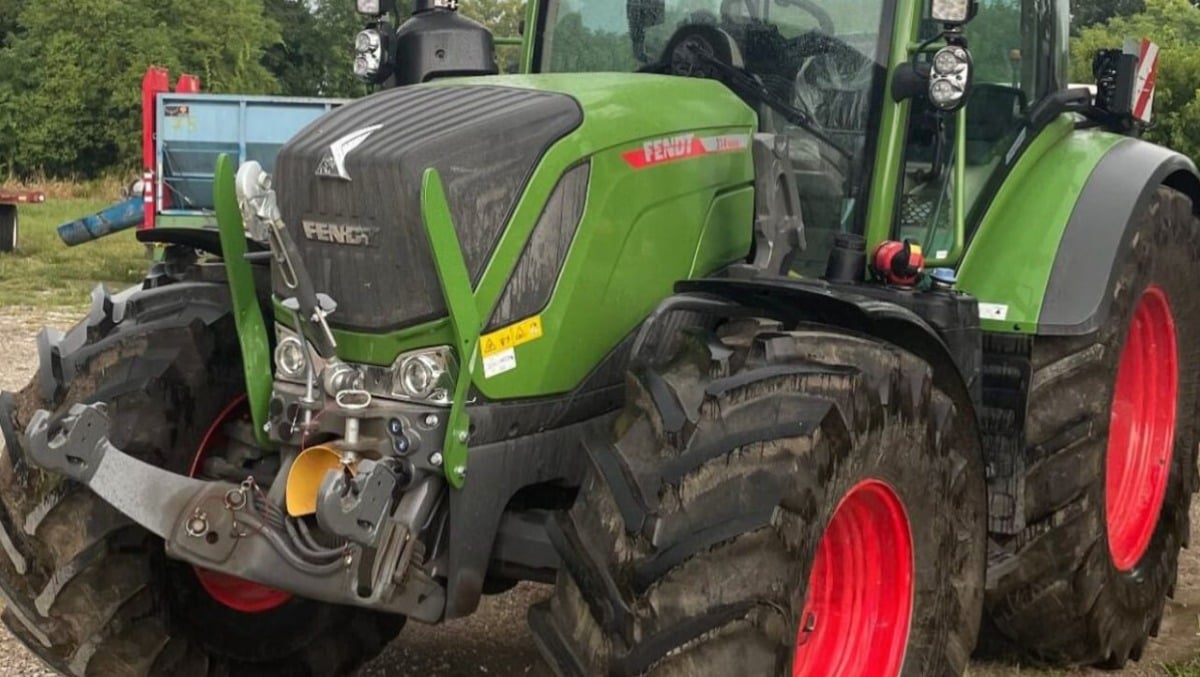 Disattivano il GPS e si allontanano con il trattore da 215mila euro: ritrovato dopo 24 ore