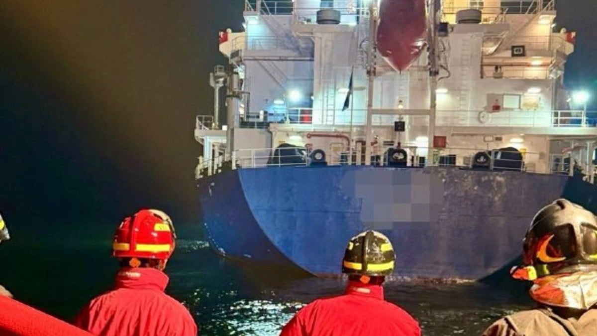 Nave mercantile in fiamme: ricognizione aerea e intervento del Nucleo Portuale - 