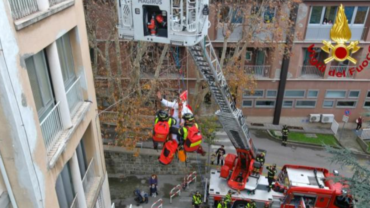 San Nicolò incontra i piccoli pazienti del Burlo Garofolo grazie ai Vigili del fuoco - VIDEO - 