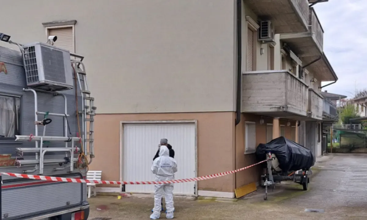 Trovata in una pozza di sangue davanti a casa: Diana non ce l’ha fatta, è morta a 49 anni - 