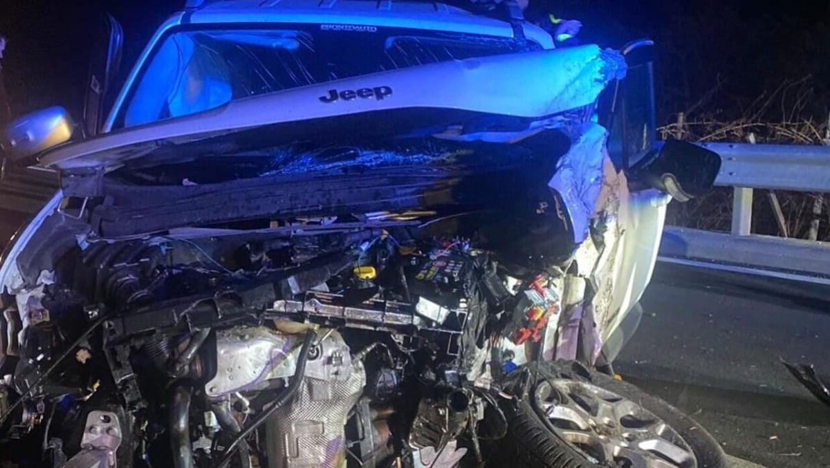 Schianto nella notte, l'auto è distrutta: detriti sparsi ovunque, ferito il conducente - 