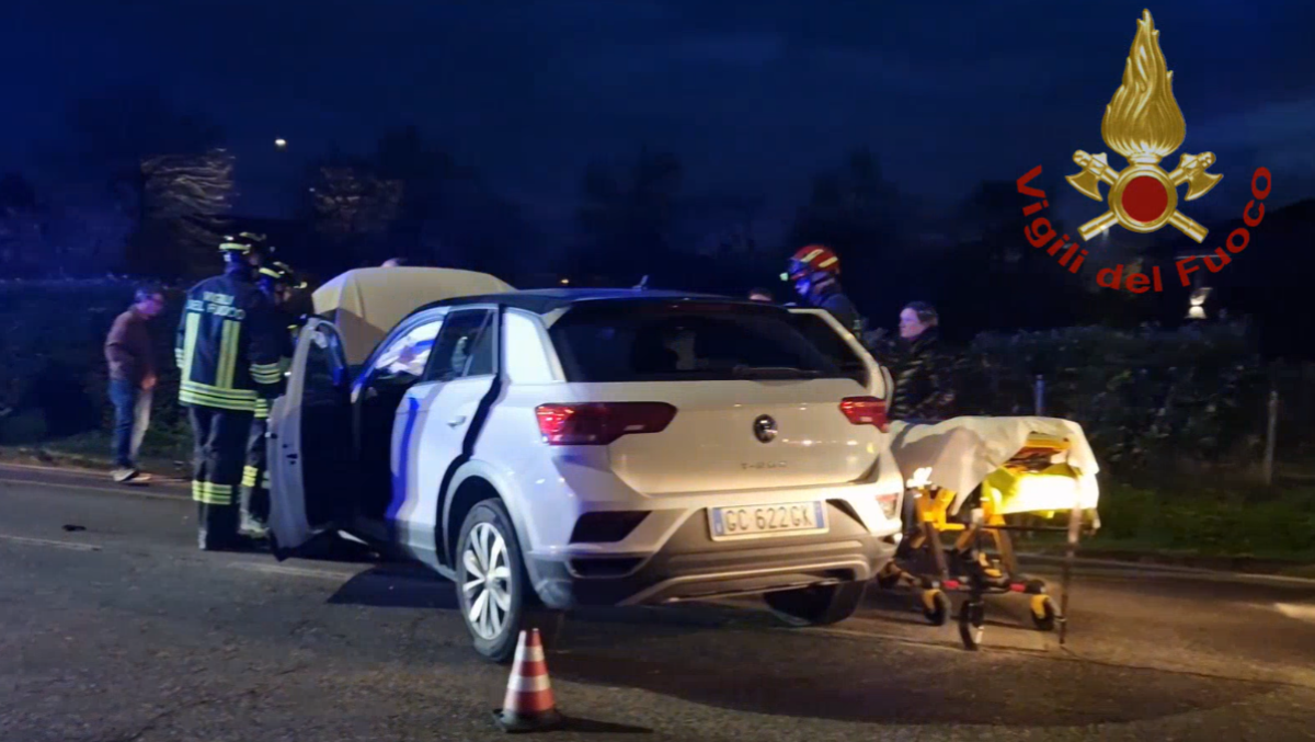 Frontale tra due auto: dolori al costato per alcuni passeggeri, affidati al personale 118 - VIDEO - 