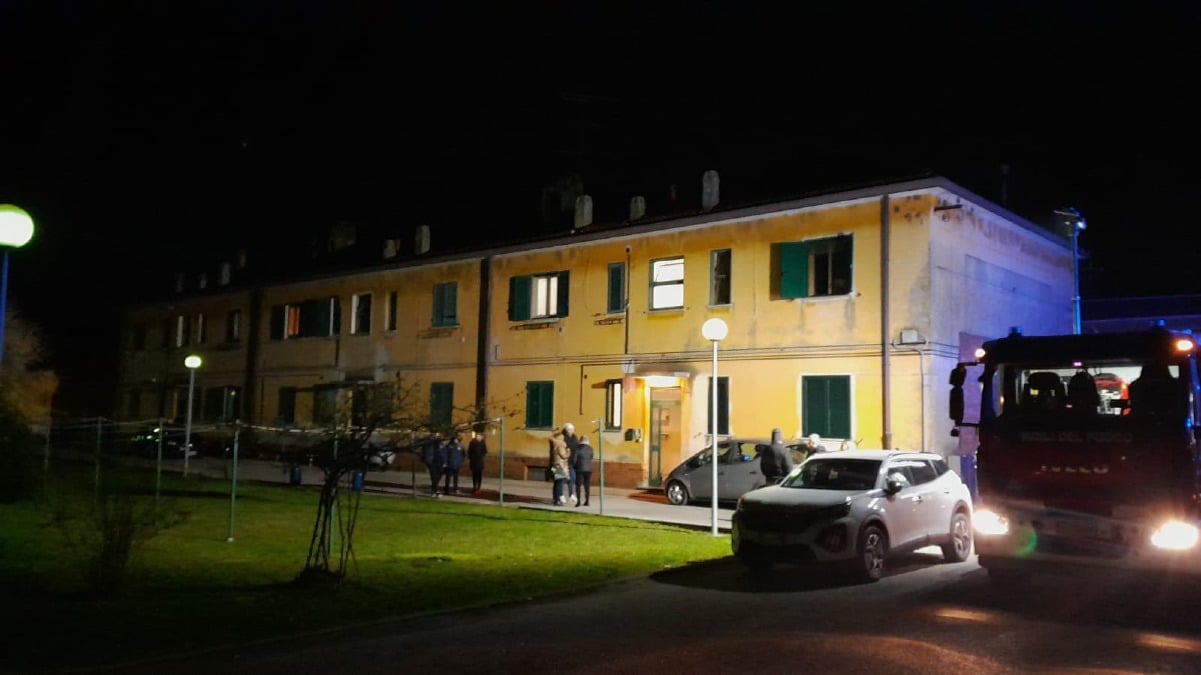 Esplosione per una fuga di gas in un appartamento: un ferito e abitazione dichiarata inagibile