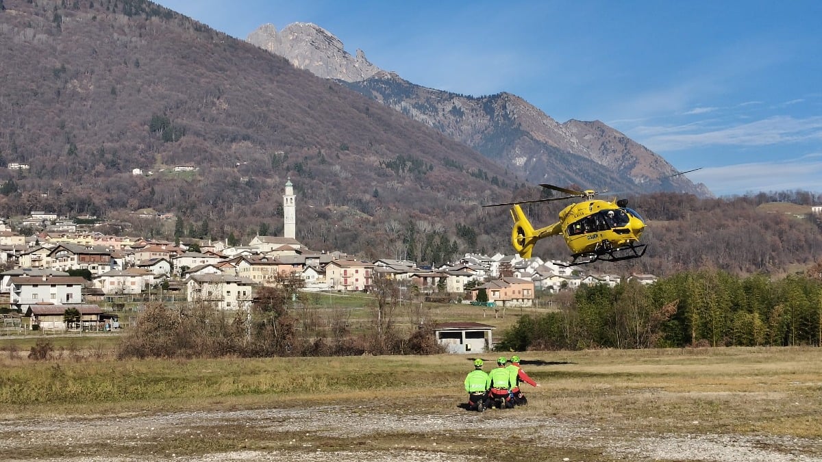 Scivola sul sentiero e precipita nel vuoto, un albero frena la caduta: recuperato con l'elicottero - 