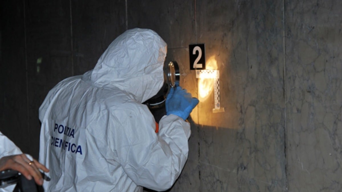 Malore non gli lascia scampo: Carlo trovato morto sul divano di casa a 74 anni - 