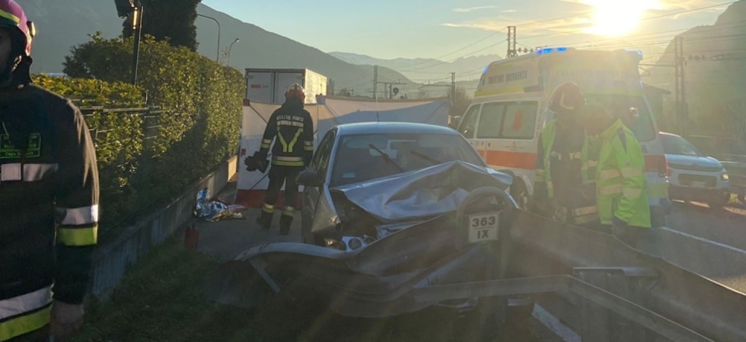 Auto piomba contro il guardrail in centro abitato: due ferite, tra cui una minorenne - 