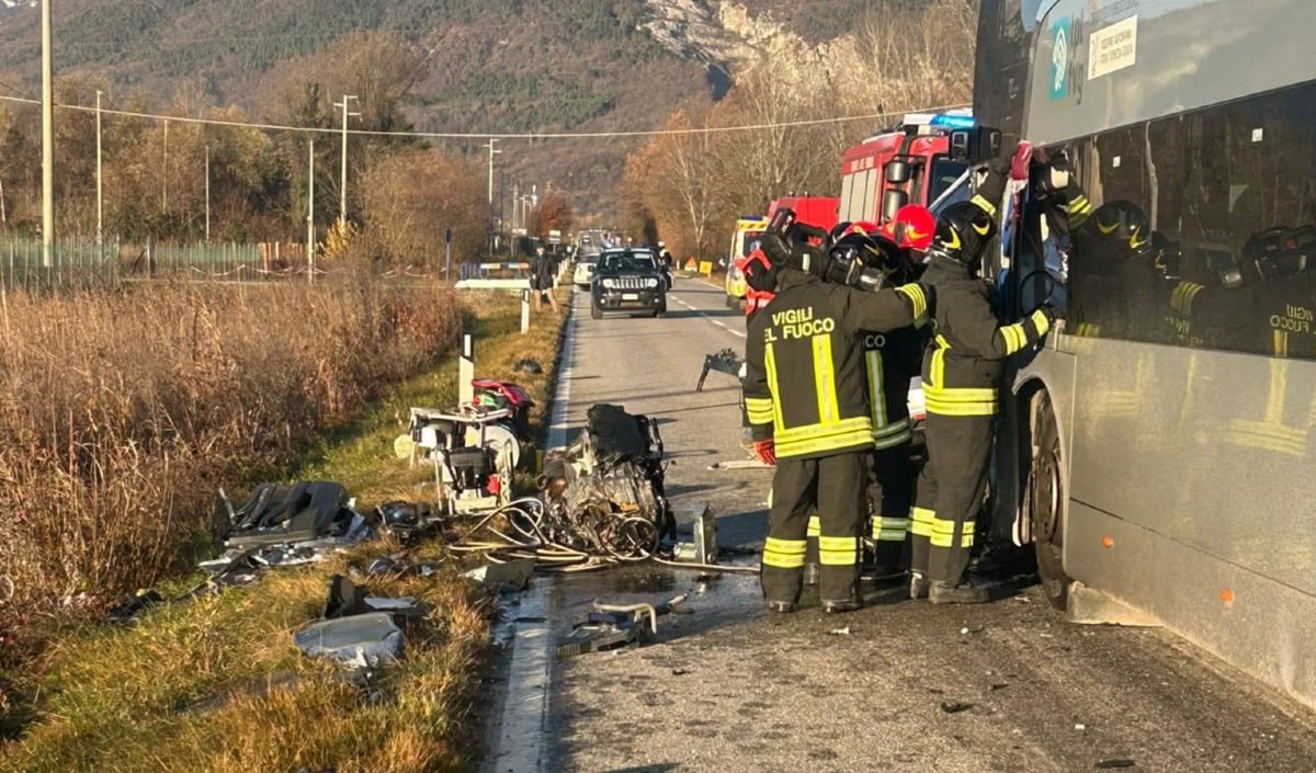 Tragico frontale tra pullman e auto a Maniago: un morto, feriti alcuni studenti