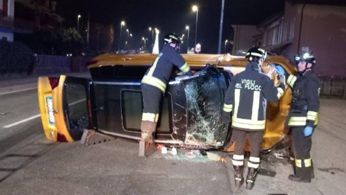Auto sbanda, abbatte un palo della luce e finisce cappottata: ferita una 70enne - 