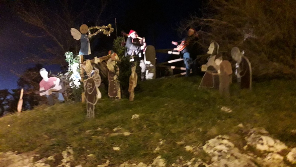 Opicina accende il Natale: inaugurato il presepe all’Obelisco  - 