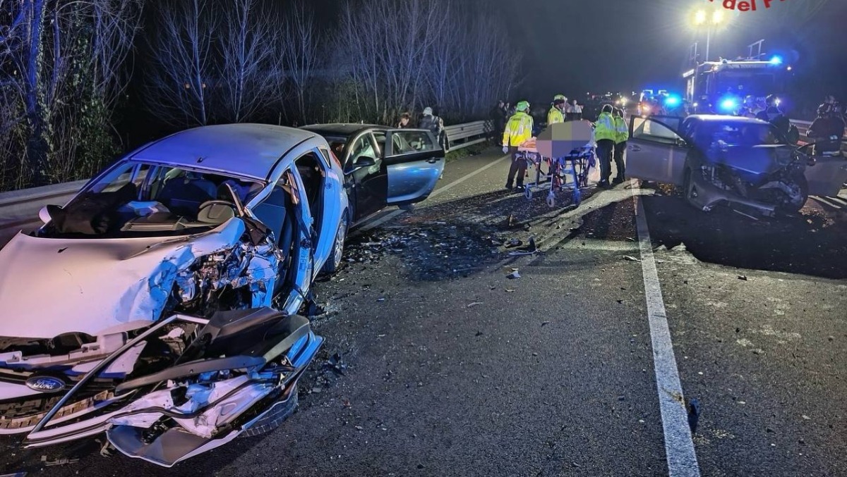 Tremendo scontro tra tre auto: tre feriti, gravissima una donna, elitrasportata all'ospedale - 