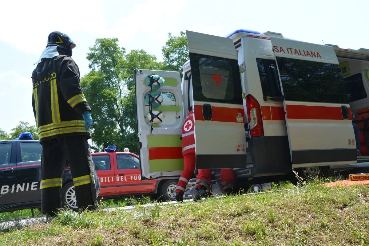 Frontale tra auto e furgone: due persone trasportate in codice rosso all'ospedale - 