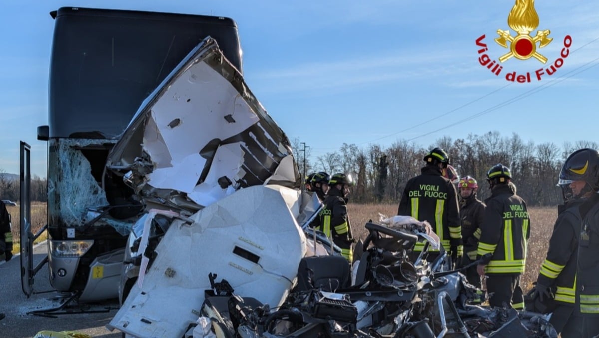 Tragico frontale auto-pullman a Maniago, bilancio di un morto e nove feriti: cos'è successo - 