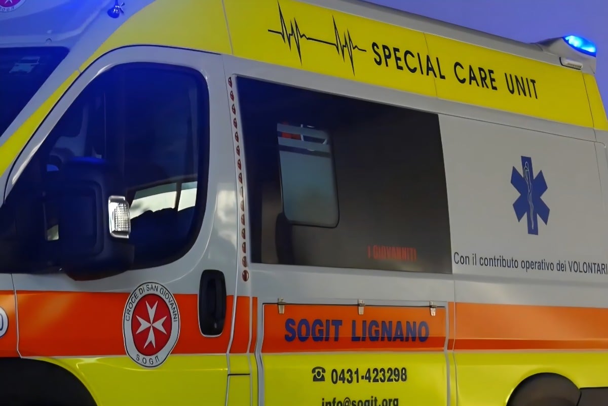 Tragedia a Lignano, donna cade dal balcone: 40 minuti di rianimazione ma non si salva - 