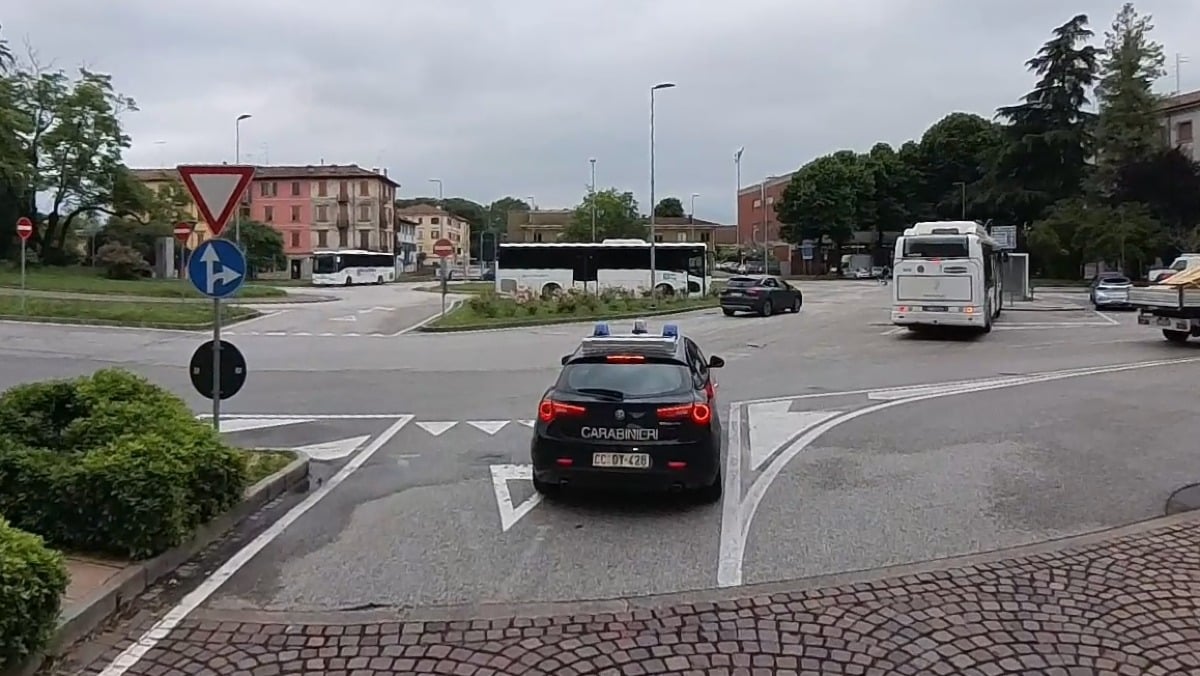 Entra in casa e ruba il portafogli, poi morde la mano al residente per fuggire: arrestato 25enne - 