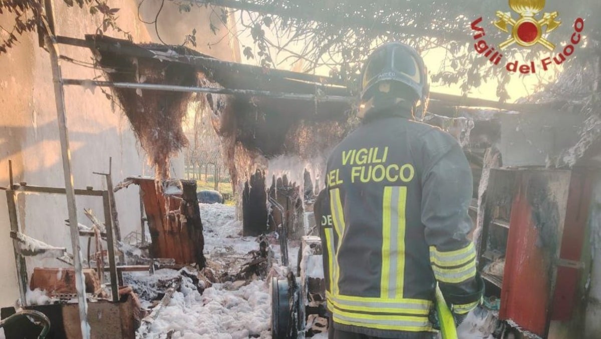 Fiamme in un ricovero attrezzi, esplodono due bombole di GPL: struttura ridotta a "scheletro" - 