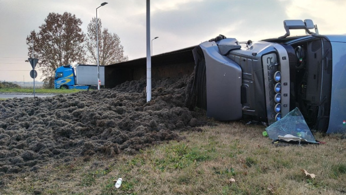 Codroipo, camion si ribalta sulla rotatoria: il carico di trucioli di ferro finisce in strada | FOTO - 