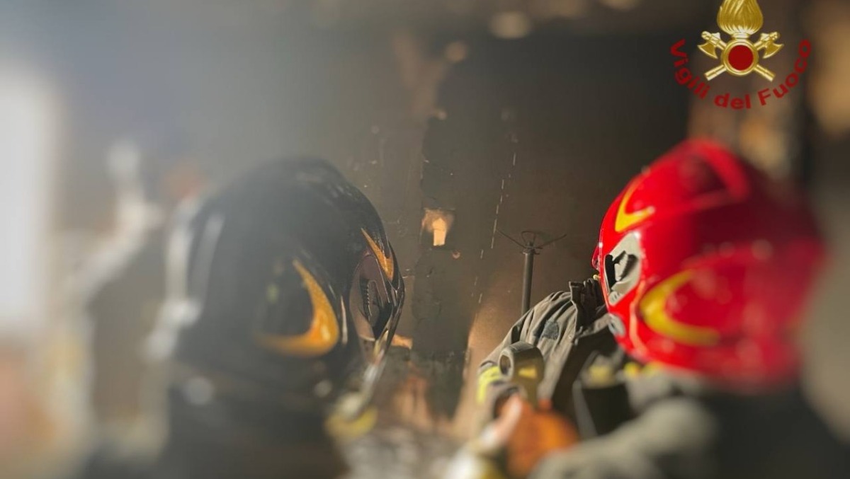 Appartamento al secondo piano avvolto dalle fiamme: tre persone in ospedale - 