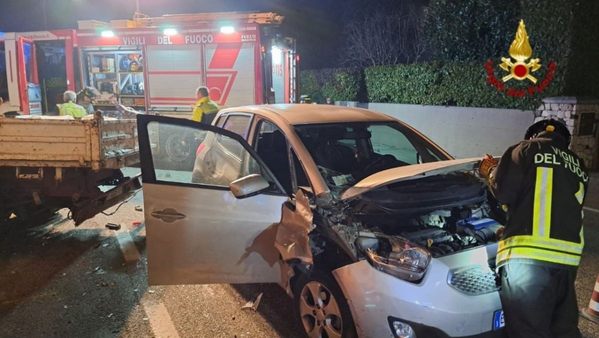 Auto piomba contro un furgone in sosta: donna estratta dalle lamiere, due i feriti - 