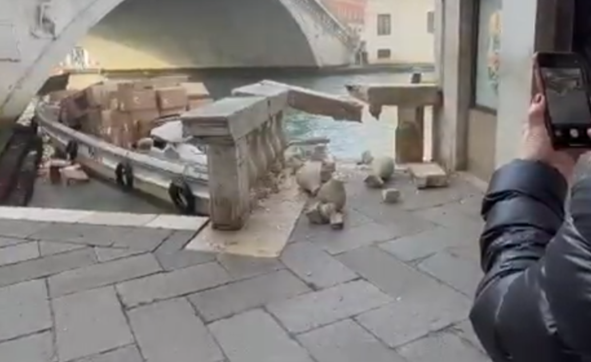 Caos sul Canal Grande: donna ruba barca e finisce contro il parapetto di Rialto - 