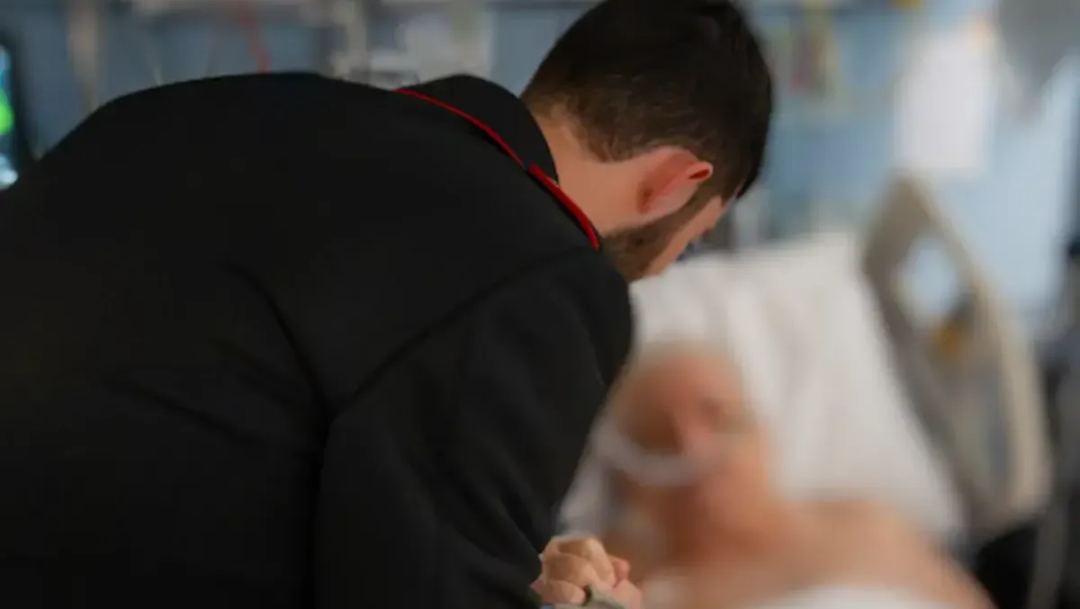 Colpito da un arresto cardiaco mentre è in tribunale: Carabiniere lo rianima e gli salva la vita - 