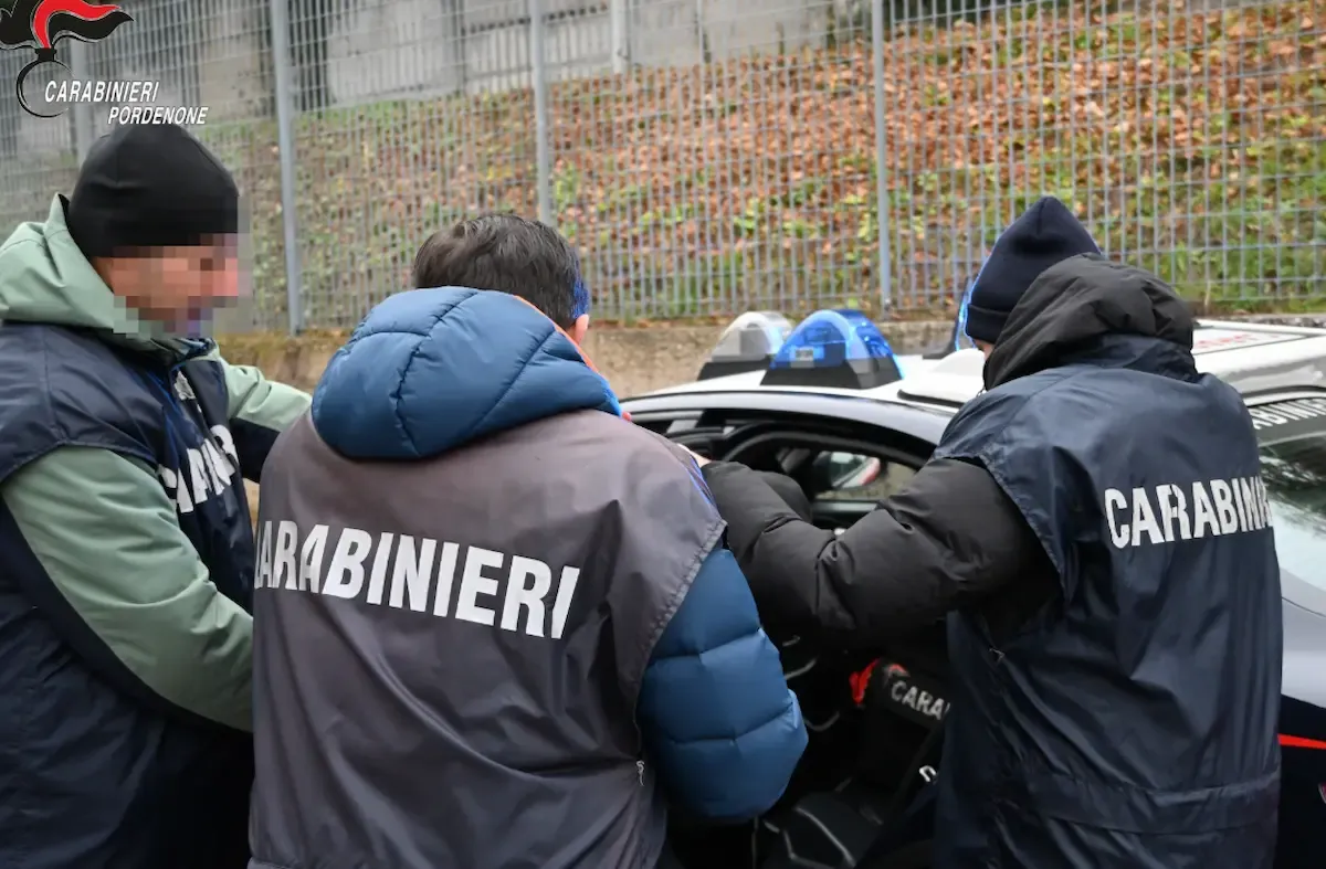«Lo colpisce fino a fratturargli le mani per delle sigarette»: ha solo 22 anni, ma con 11 reati alle spalle - 