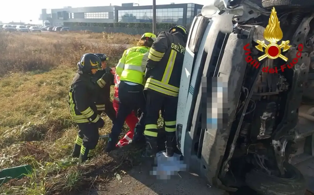 Perde il controllo dell'auto ed esce fuori strada: conducente estratto dal veicolo ribaltato - 