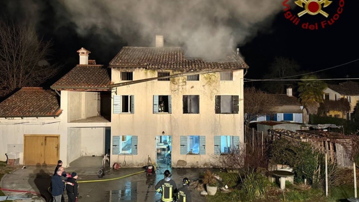 Fiamme in una casa disabitata da qualche giorno, nottata di lavoro per i pompieri  - 