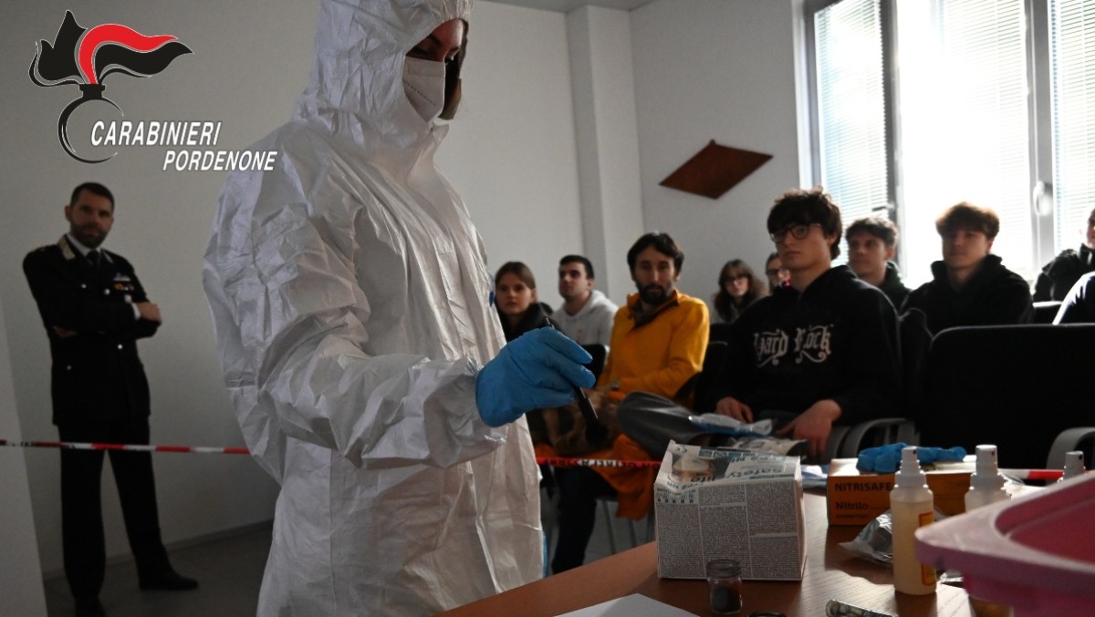 Studenti del Kennedy al Comando dei Carabinieri: una giornata da investigatori sulla scena del crimine - 