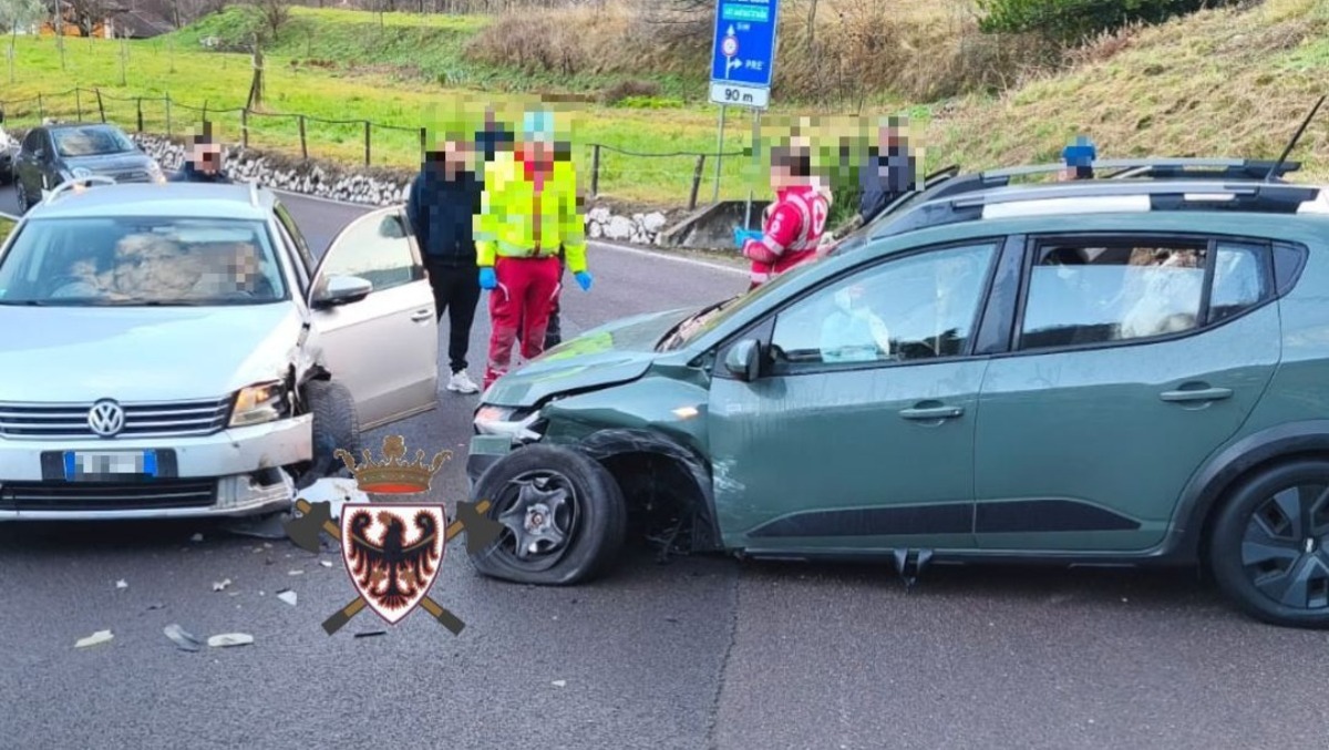Scontro tra due auto: due feriti, strada chiusa per un'ora e mezza - 