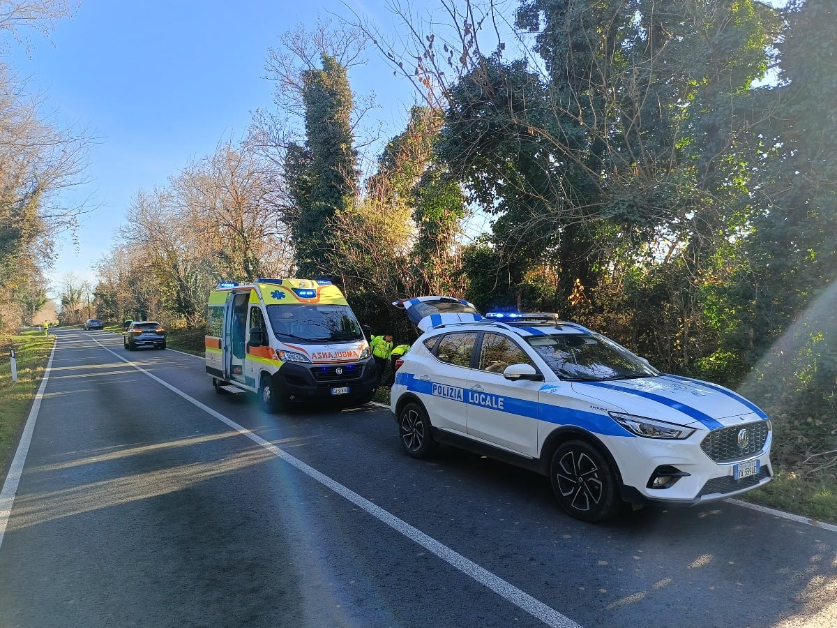 Attimi di panico a Campoformido: podista 58enne investita da un'auto e sbalzata nel fosso - 