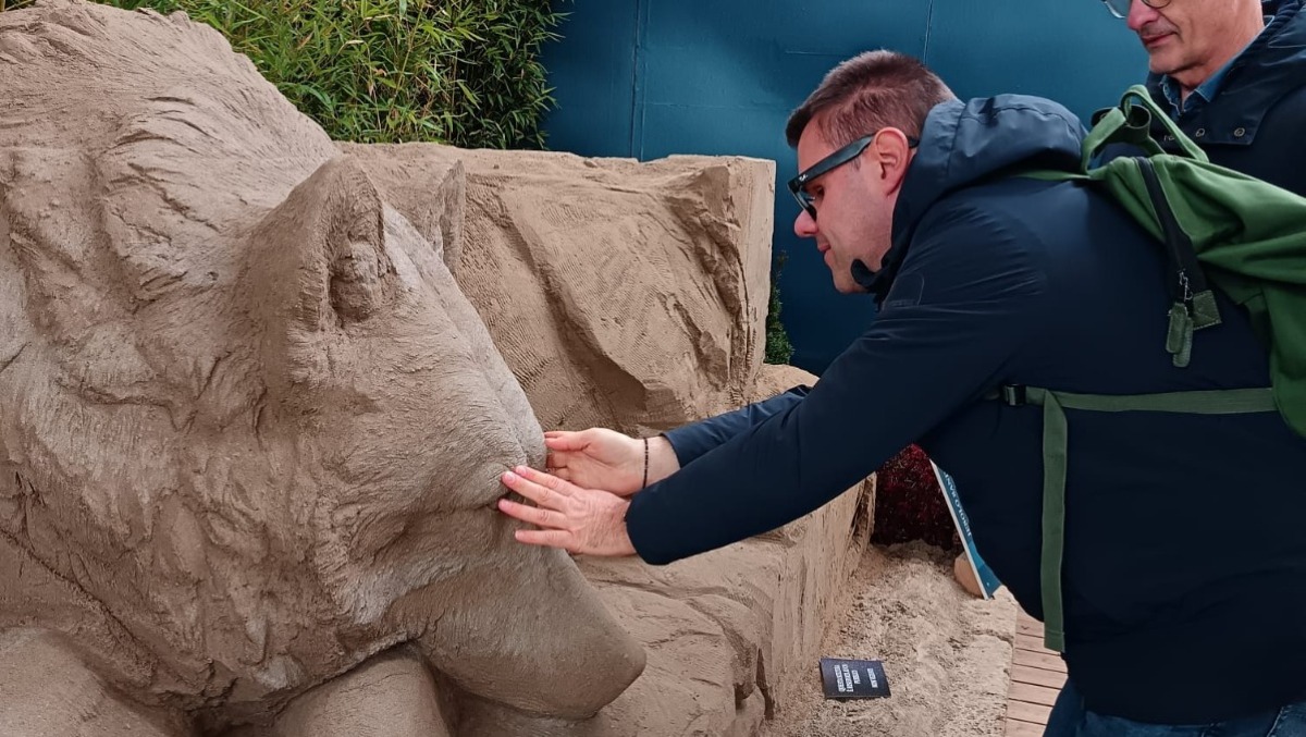 Inclusione allo Jesolo Sand Nativity: visita del presidente regionale UICI e scultura tattile per non vedenti - 