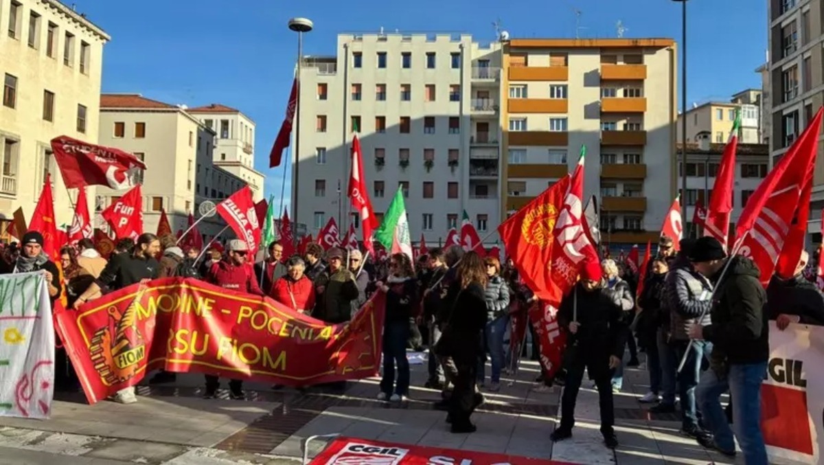 Sciopero Cgil a Udine, 1700 persone in piazza a manifestare: "vogliono portarci la pensione a 70 anni" - Ansa