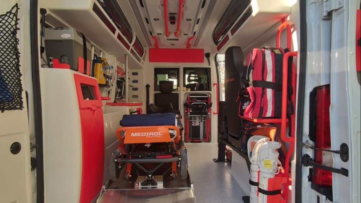 Sta attraversando la strada, centrata in pieno da un'auto: donna muore sul colpo - 