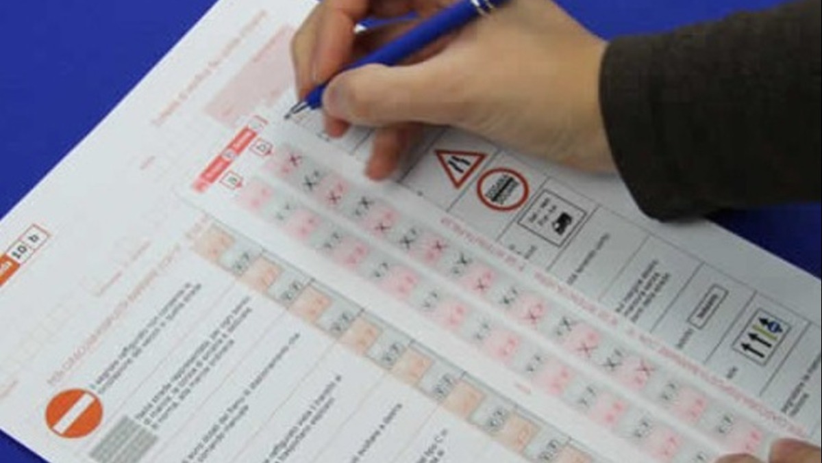 Microcamera e auricolari nascosti sotto la camicia all'esame per la patente: denunciato per frode - 