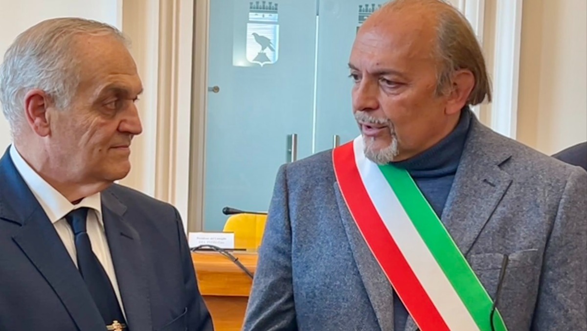 Monfalcone ricorda l'ex sindaco Adriano Persì con una targa commemorativa - 