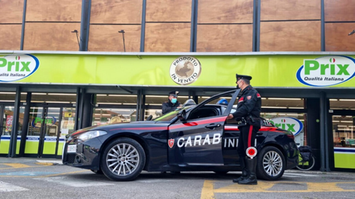 Cassiere e clienti del supermercato minacciati con pistole e chiusi nello sgabuzzino, ladri in fuga - 